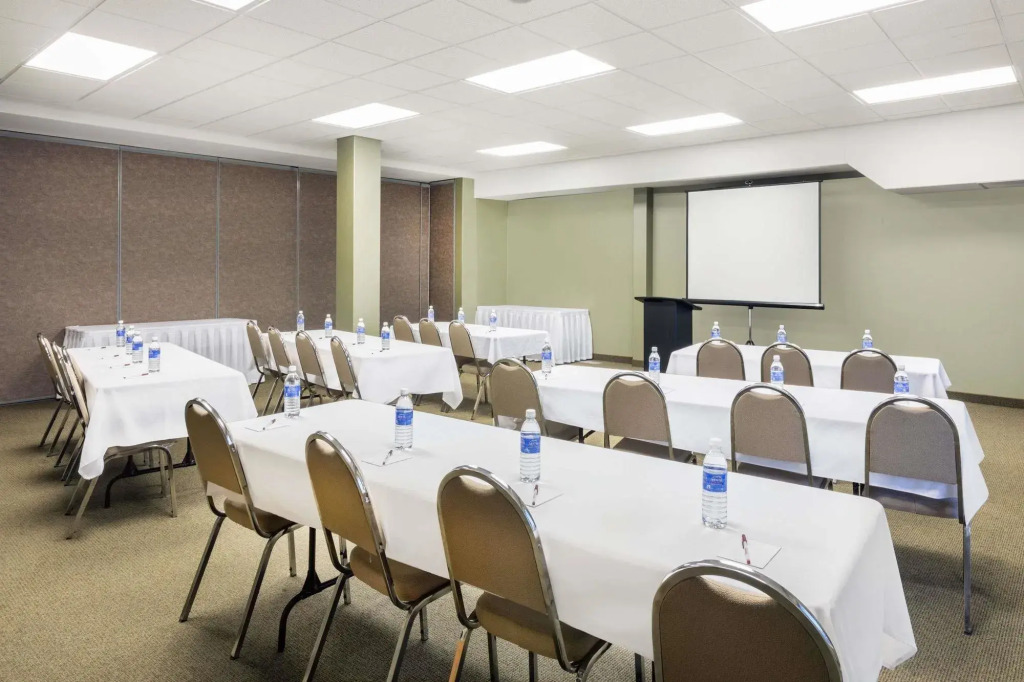 Ramada by Wyndham Clairmont/Grande Prairie
