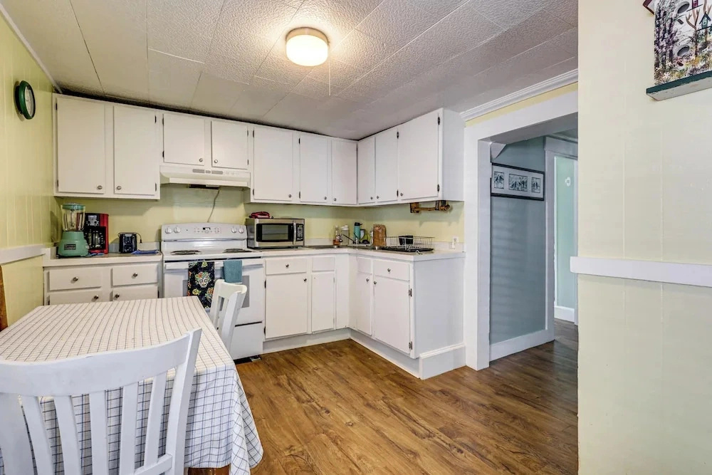 Near Trails & Lakes! Pemigewasset River Townhome