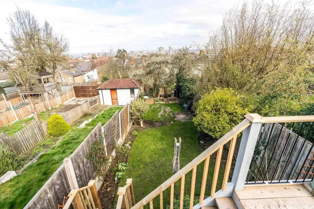 NEW Super 3BD Family Home Stunning London Views