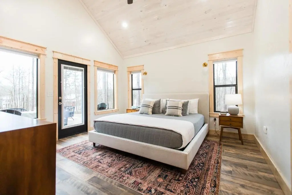 Brand New! Love On The Weekend! 3 Bdrm, 3 and a half Bth, Hot Tub, 2 Fireplaces
