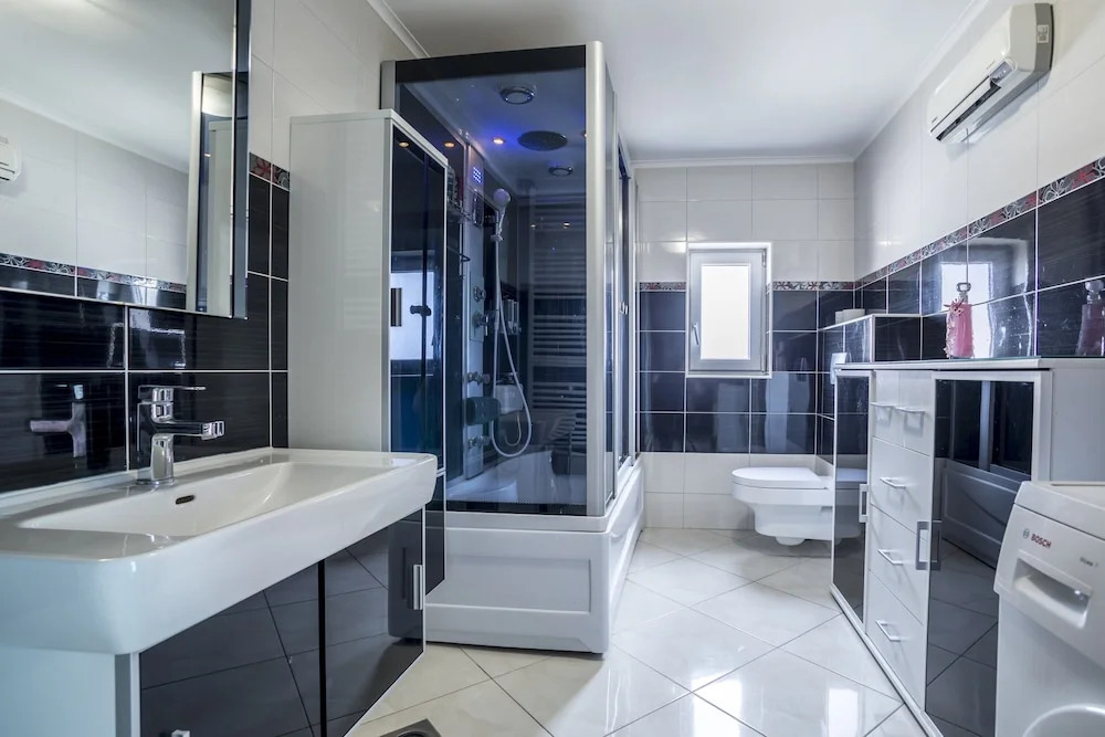 Luxury Spacious apt Near Znjan Beach w sea View