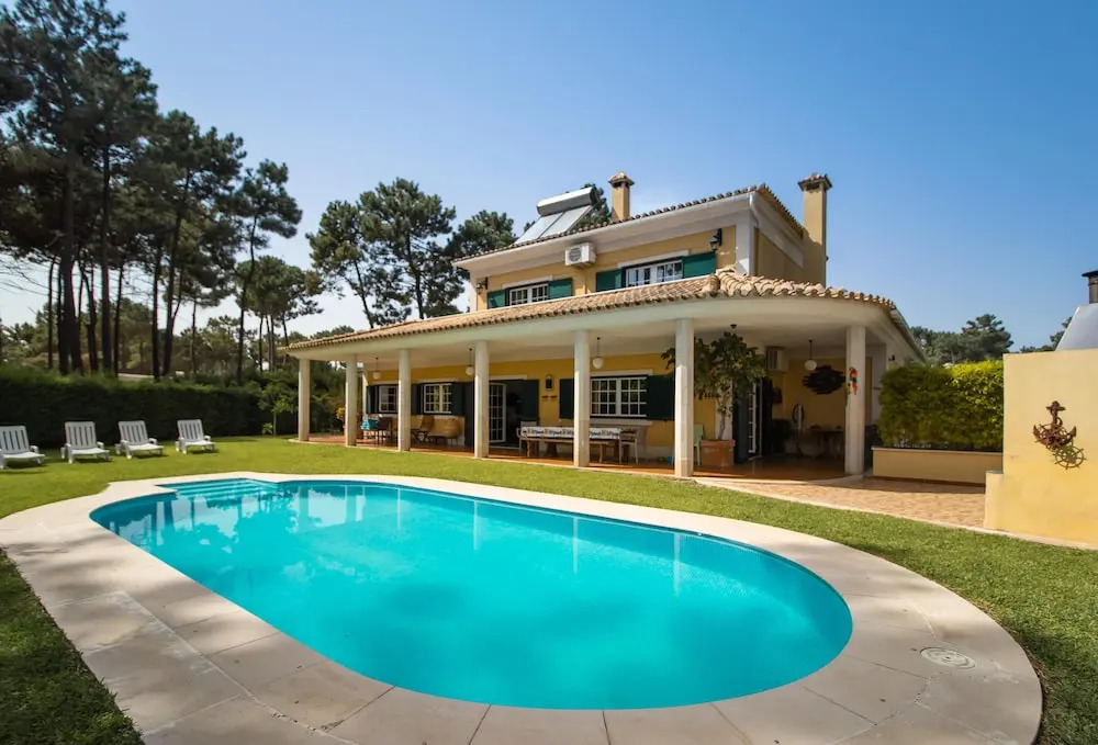 Aroeira Villa Sleeps 10 with Pool