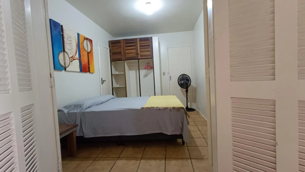 Apartamento térreo com ar condicionado bem localizado