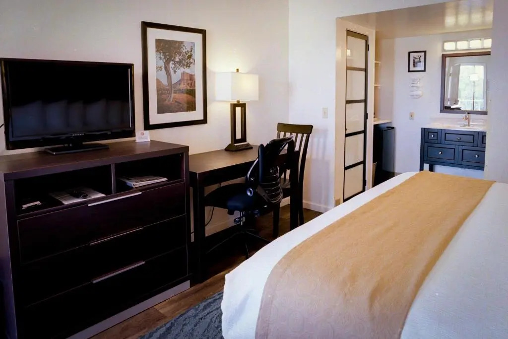Pines Inn & Suites