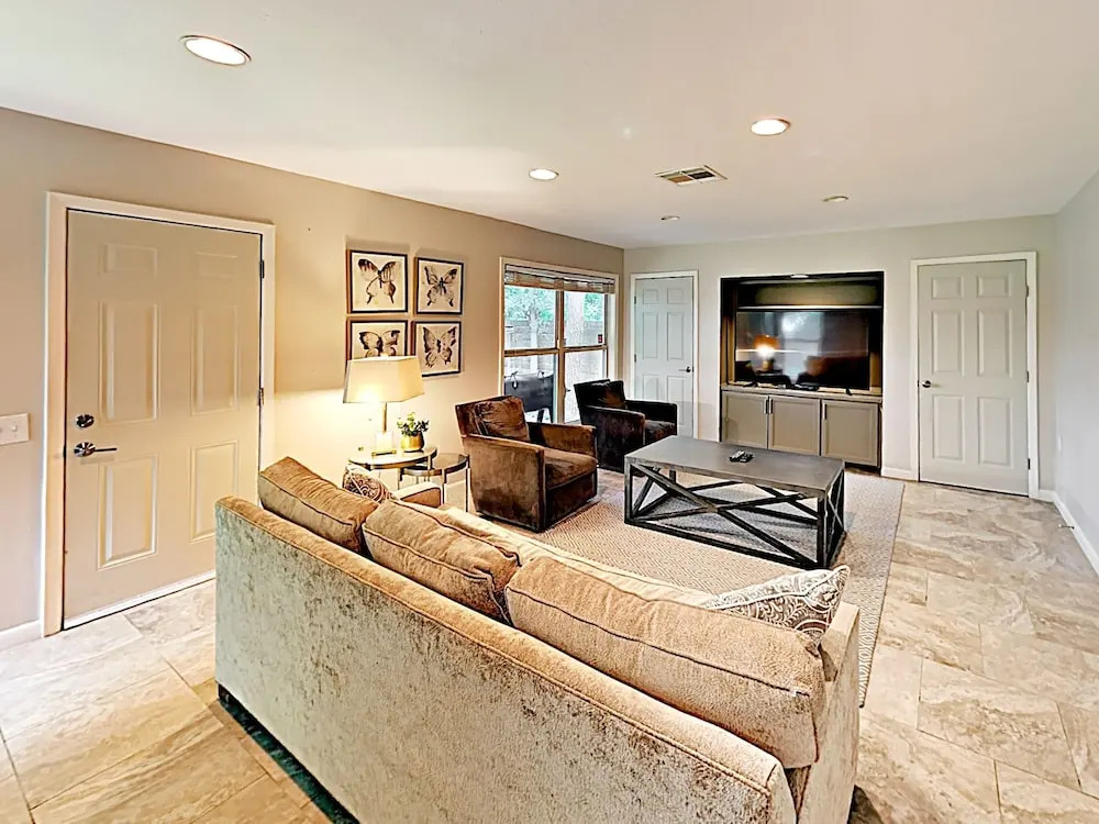 3BR 2BA Remodeled Rosedale House by RedAwning