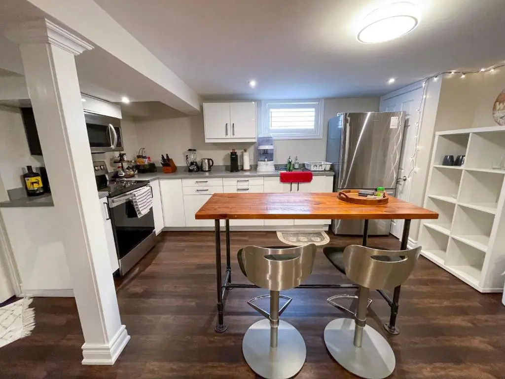 Spacious & Renovated 1BD Suite w/parking