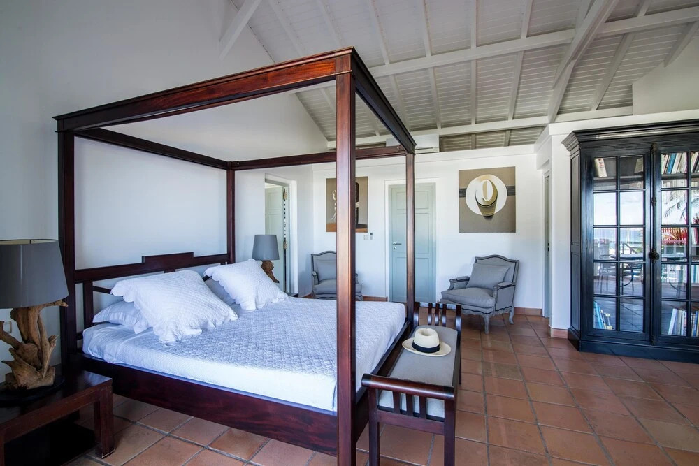 Stunning Ocean Views, Large Heated Pool, Walk to the Beach, AC, Free Wifi