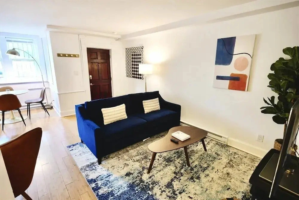 Quiet Escape in the Heart of the City - Street Parking
