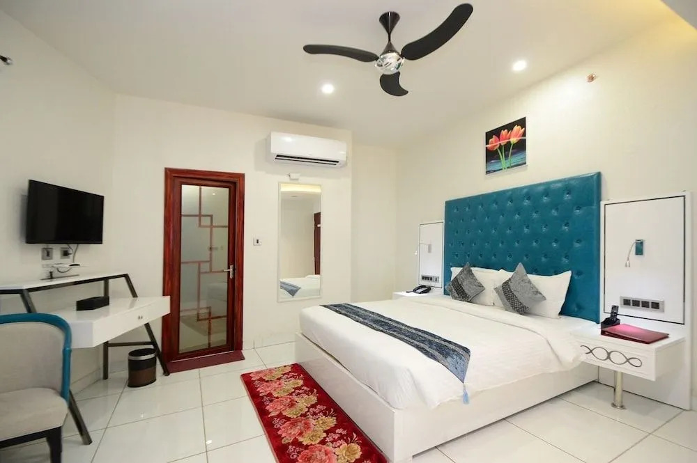 Hotel Golden Manor-City Center Bani Park