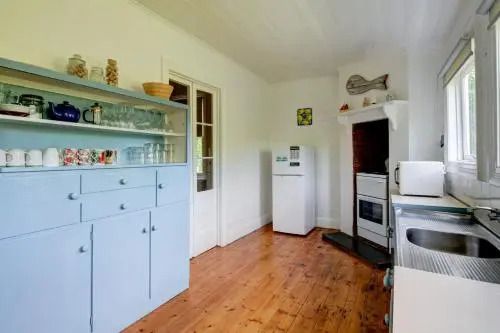 Palm Cottage - Pet Friendly Victorian Cottage