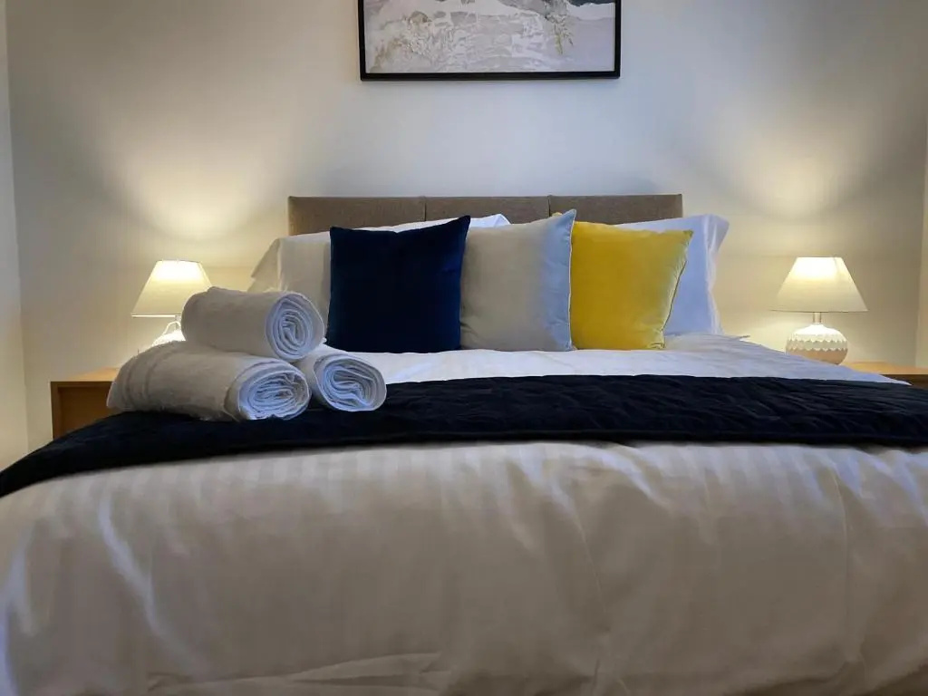 Modern 2 Bed Apt in Egham High Street, with private parking and Wifi