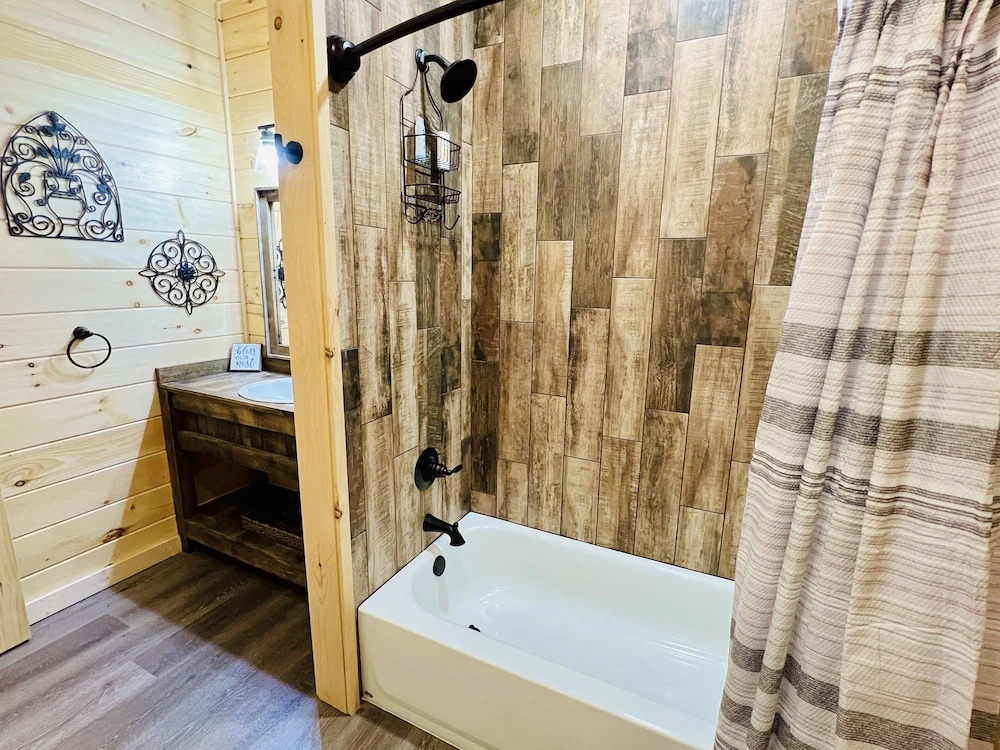 A Tyme To Chill 2 Bedroom Cabin by RedAwning