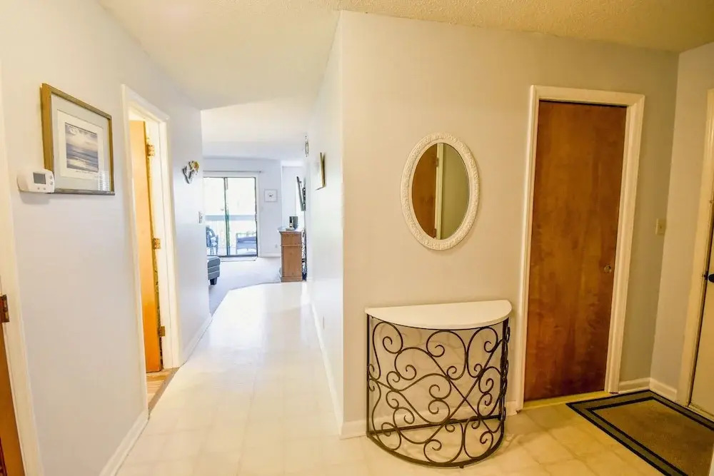 Hermitage 1g 2 Bedroom Condo by RedAwning