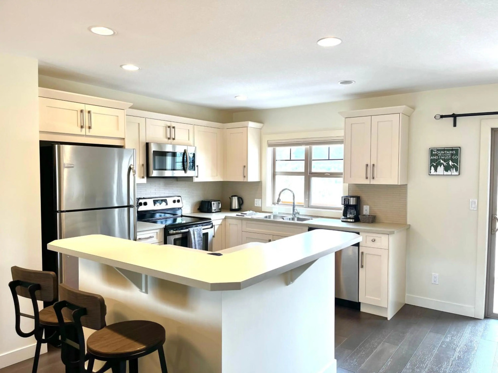 Perfect base Invermere 3bd townhouse mt views with garage