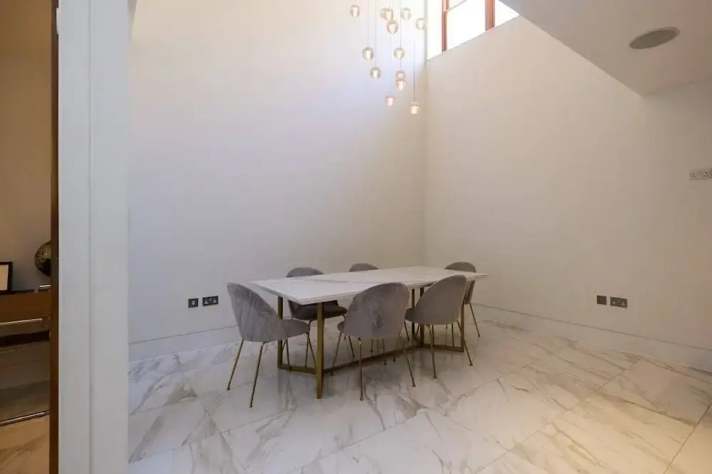 The Radnor Mews Residence Stylish 3bdr Mews House