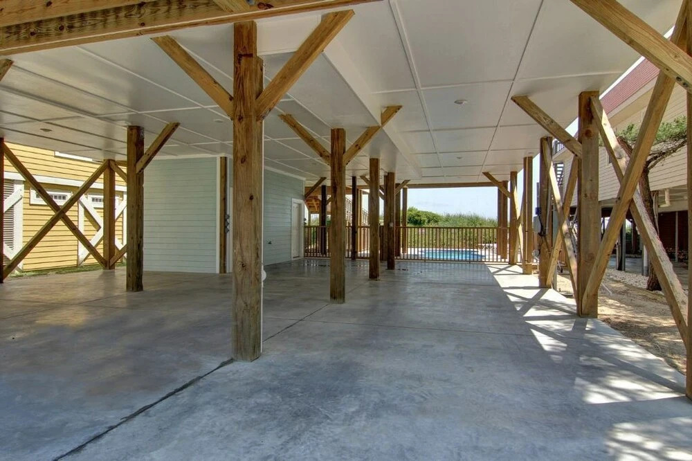Latitudes - 5 Br Home