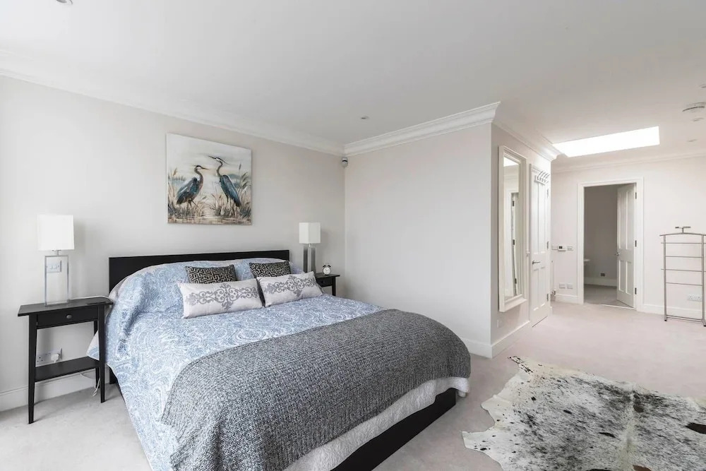 Gorgeous 5BR home with garden and parking in Battersea
