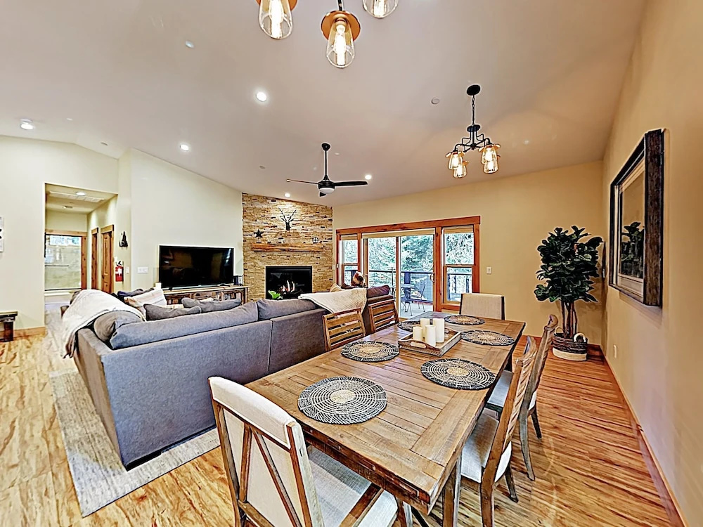 New Listing! Stylish All-season Oasis, Near Slopes 3 Bedroom Home