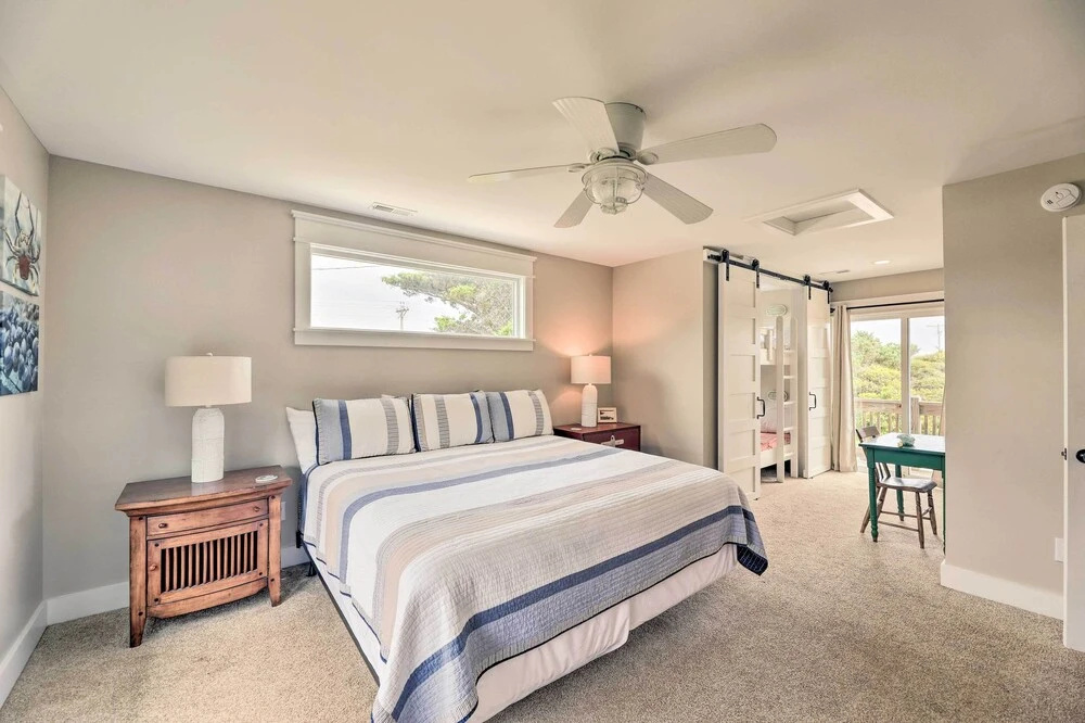 Bright Emerald Isle Home - Walk to the Beach!