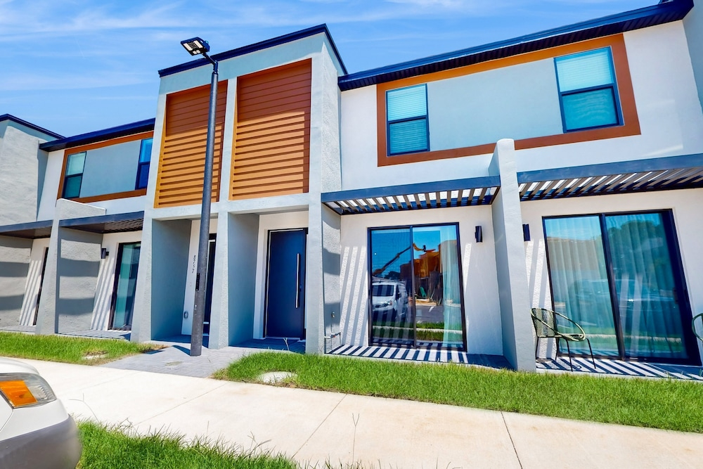 Newly Built Townhome, Private W/d, Free Wifi, Central AC and Full Kitchen