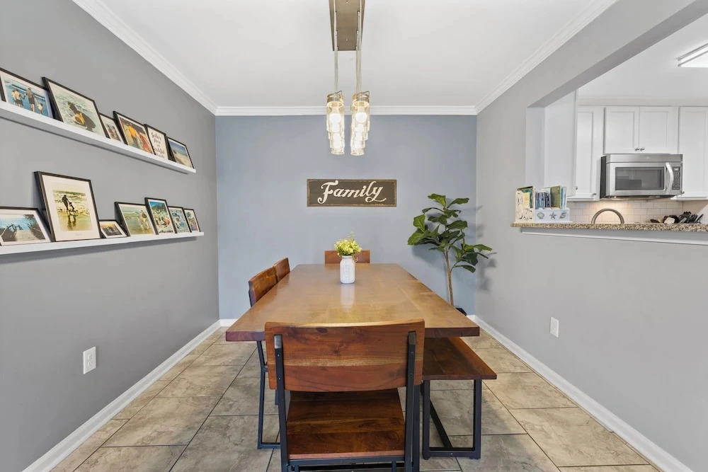 Cozy Condo Near Baseball Fields and Zoo- Pool Tennis Courts Pickleball
