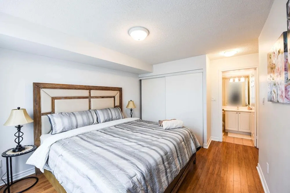 Sarkar Suites - 3880 Duke of York Blvd