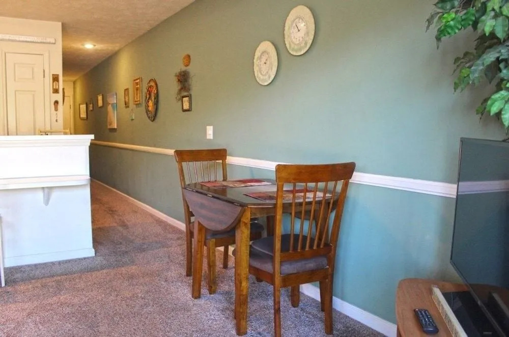 River Oaks 27 B 1 Br condo by RedAwning