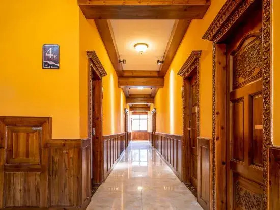 Far Mountain Dream Hotel