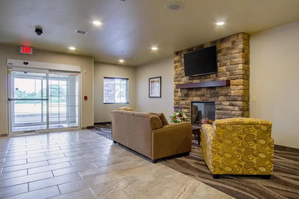 Cobblestone Hotel & Suites - Hutchinson