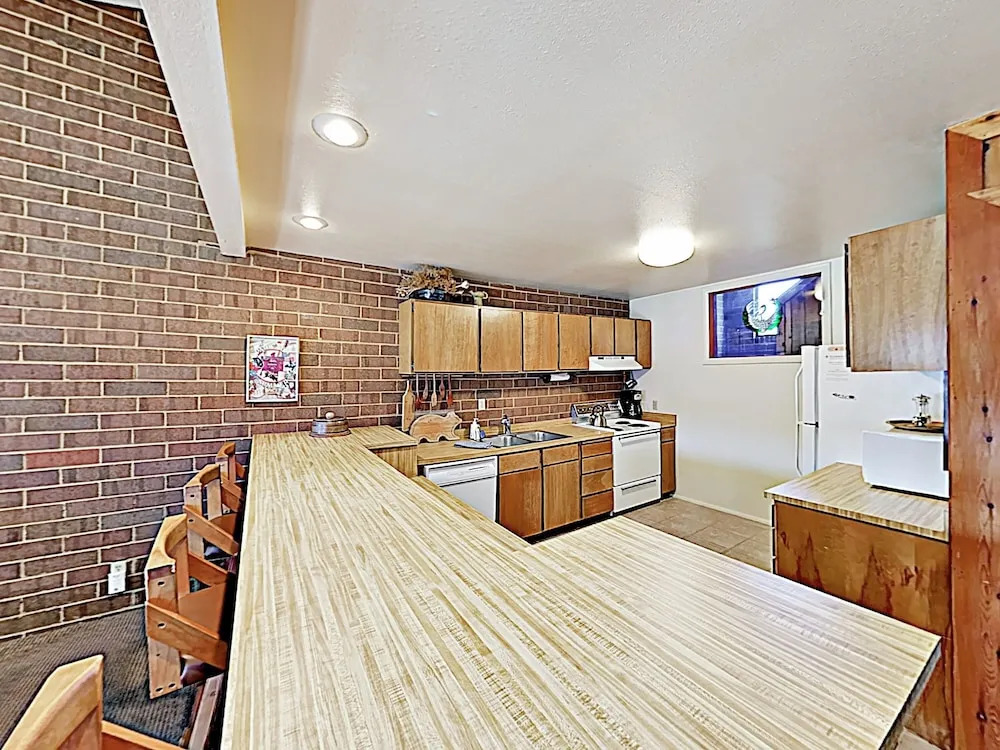 New Listing! Townhome W/ Sauna: Walk To Lifts 3 Bedroom Townhouse