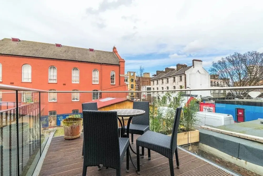 Modern 2BR Home in Dalston W/balcony, Fits 4