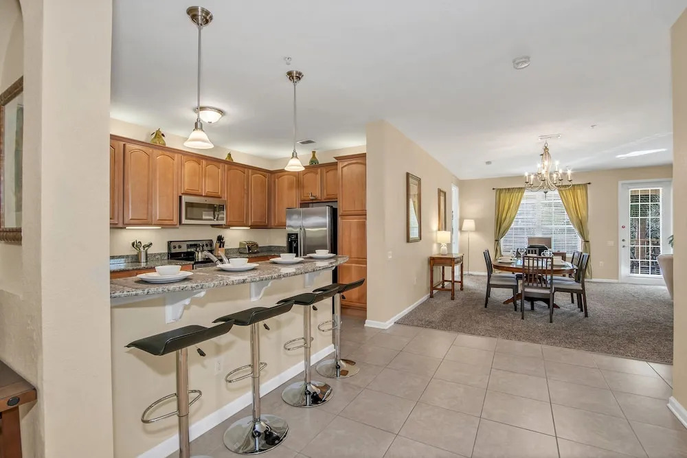 Cozy Condo W/private Balcony Steps to Conv. Ctr