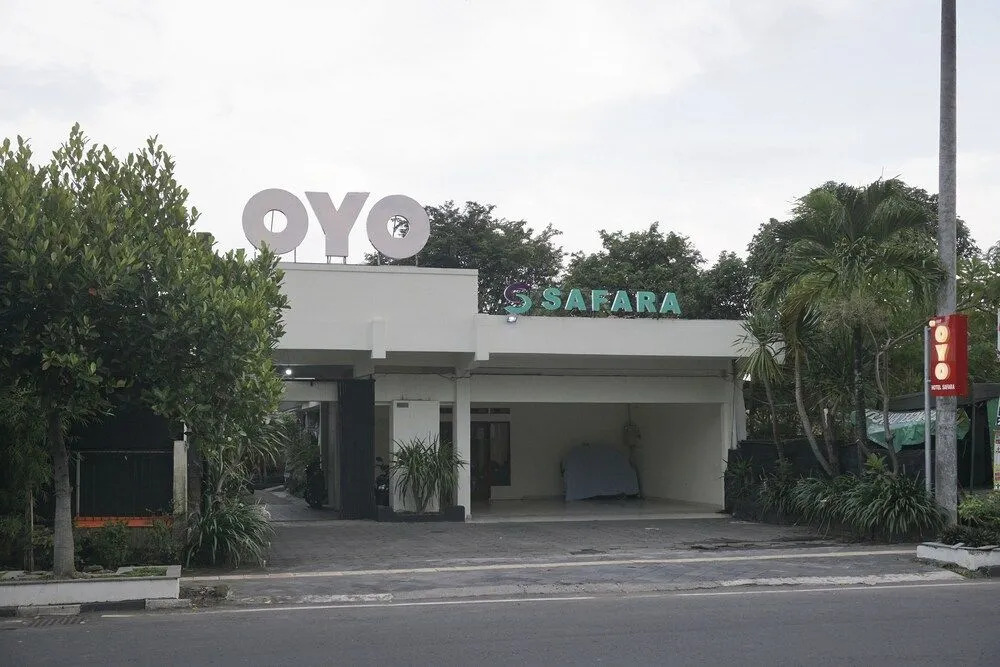 OYO 693 Hotel Safara