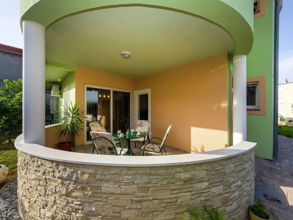 New Luxury Apartment With Nice Garden and Barbecue in a Quiet Area, Wifi