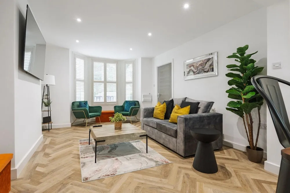 Riverside Flat Near Park Free Parking
