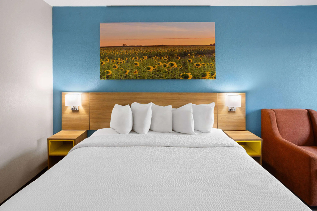 Days Inn & Suites by Wyndham Northwest Indianapolis
