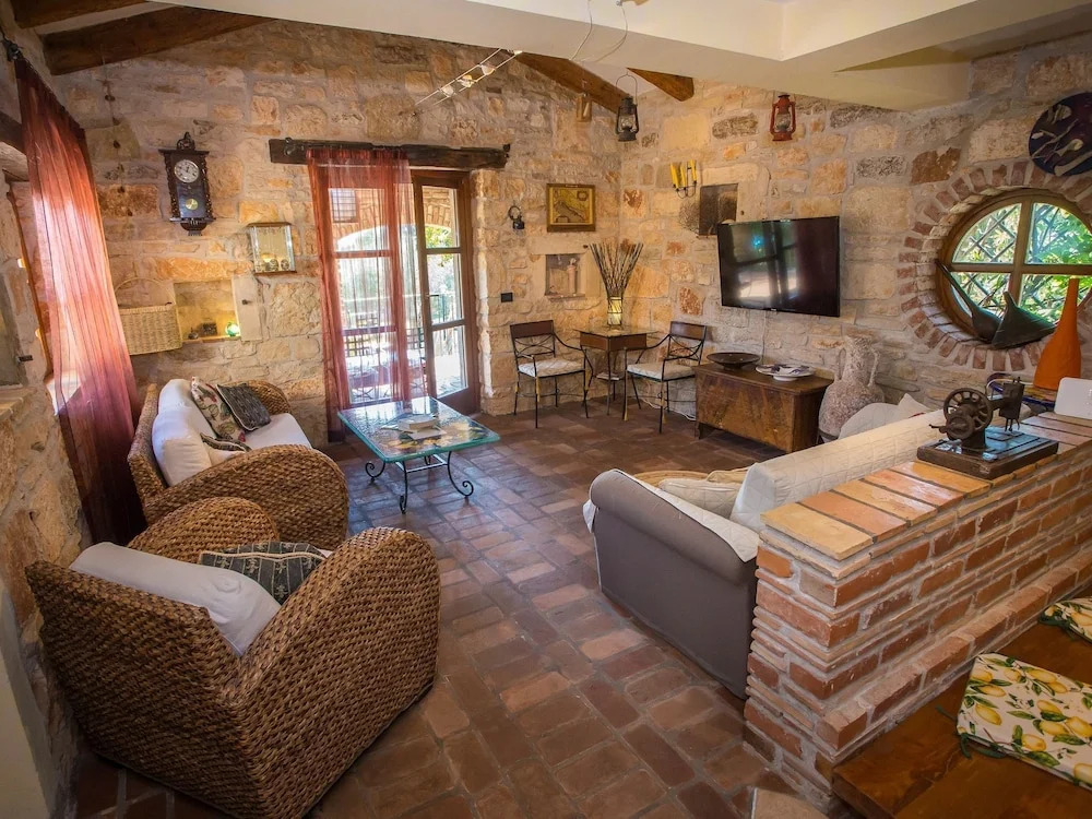 Quaint Holiday Home With Swimming Pool in Kaštelir