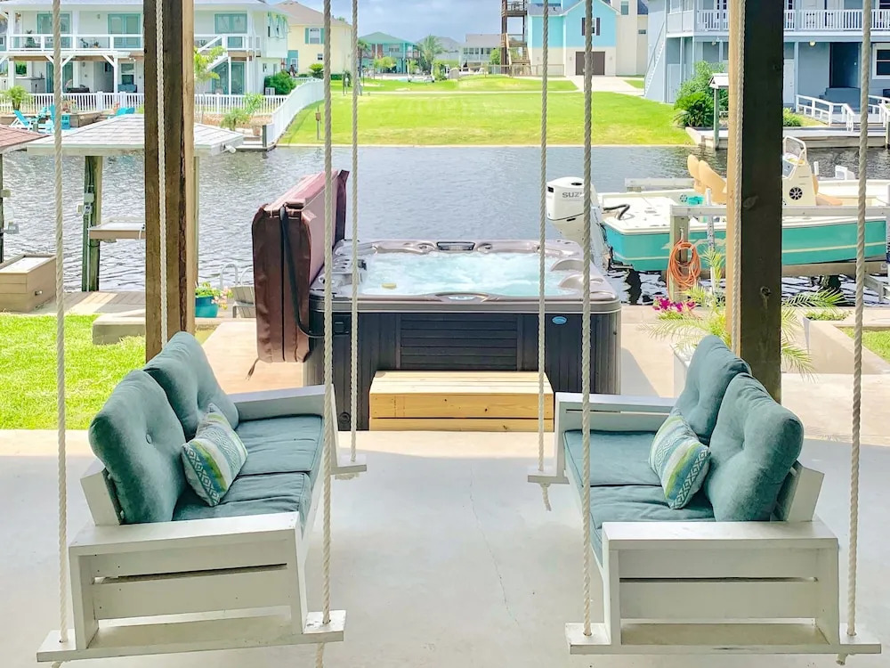Canal-Front - 3 Br Home
