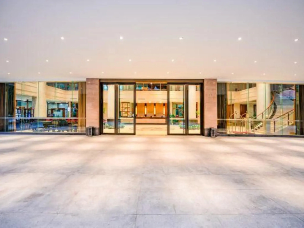 Haikou Weihao Hot Spring Hotel (Provincial Government Riyue Square)