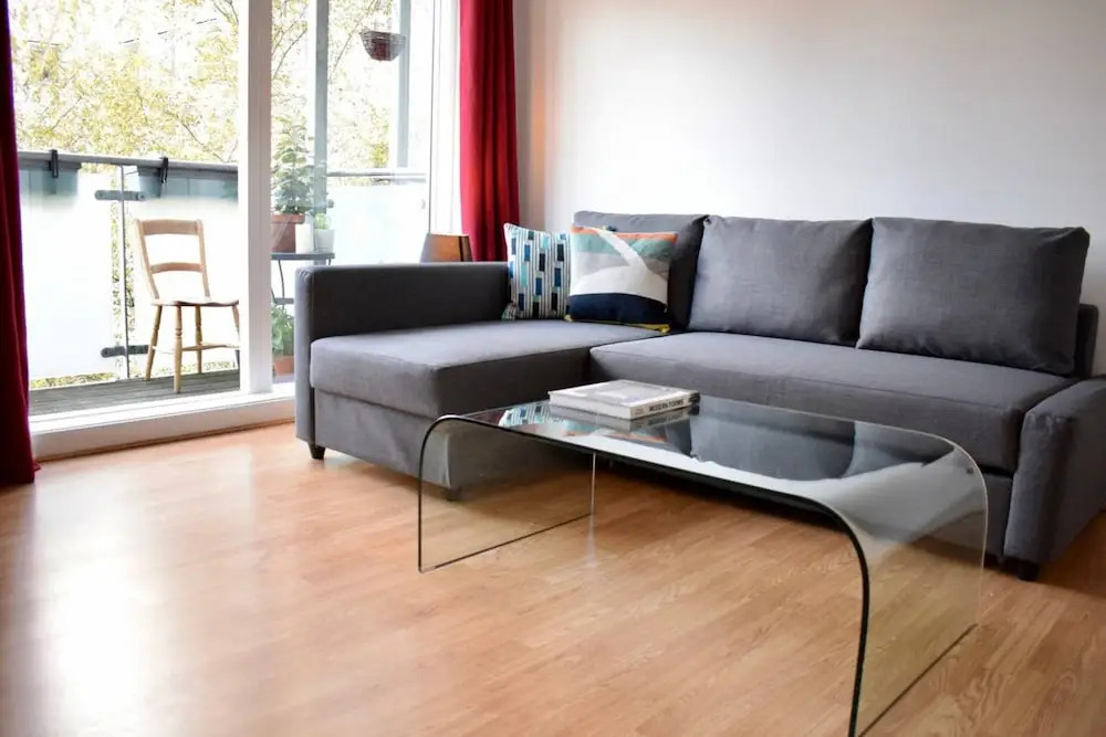 Modern 1 Bedroom Apartment With Balcony