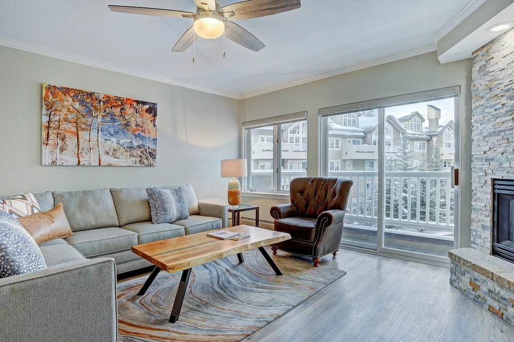 Modern 2br + Den At St James- Sleeps 10! 2 Bedroom Condo