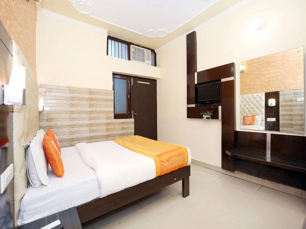OYO 12155 Hotel Awdesh Inn