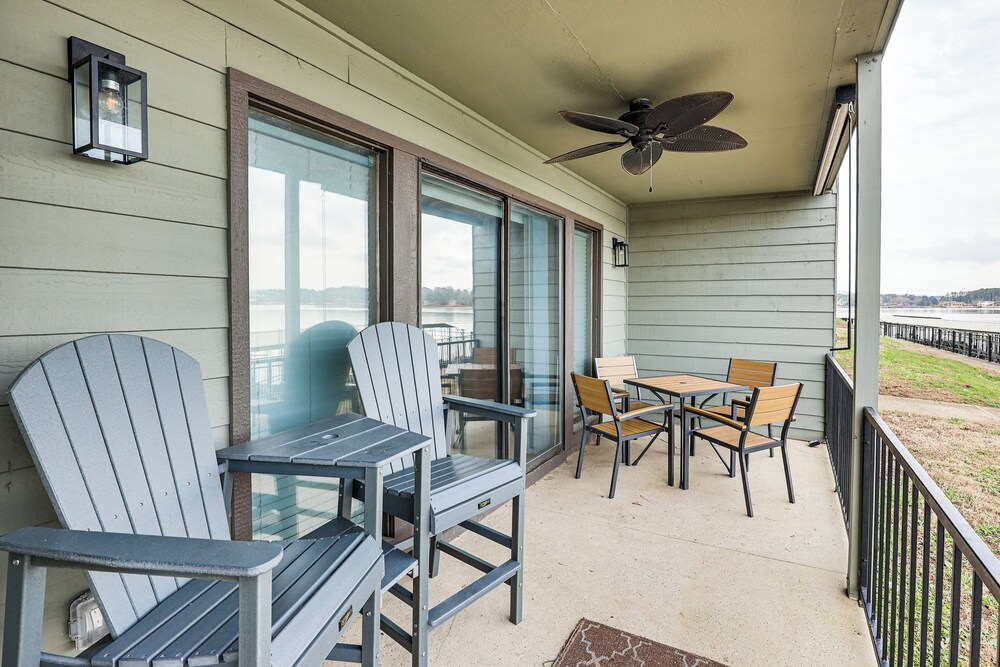 Hot Springs Condo on Lake Hamilton w/ Balcony!