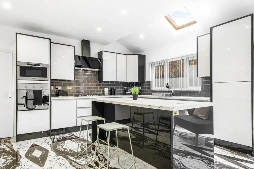 Elegant 5 Bedroom House/free Parking/yard