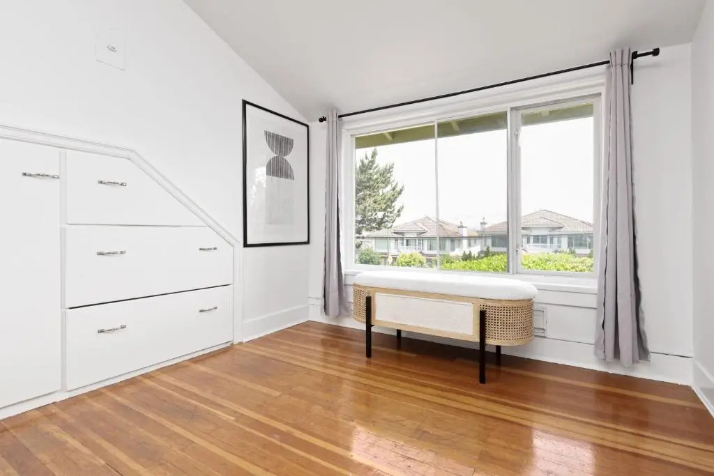 Newly Furnished and Freshly Painted 2 Bdr Suite 6 Guests total Centrally Located near Metrotown