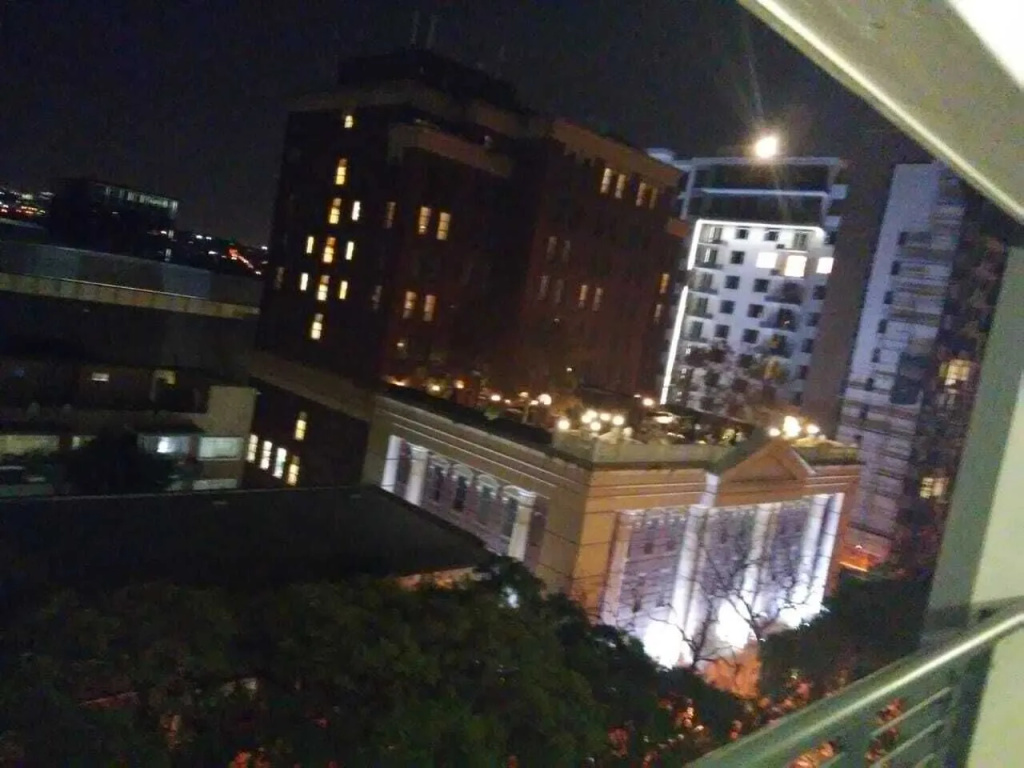 Lovely Rosebank 1-bedroom condo with pool & cinema
