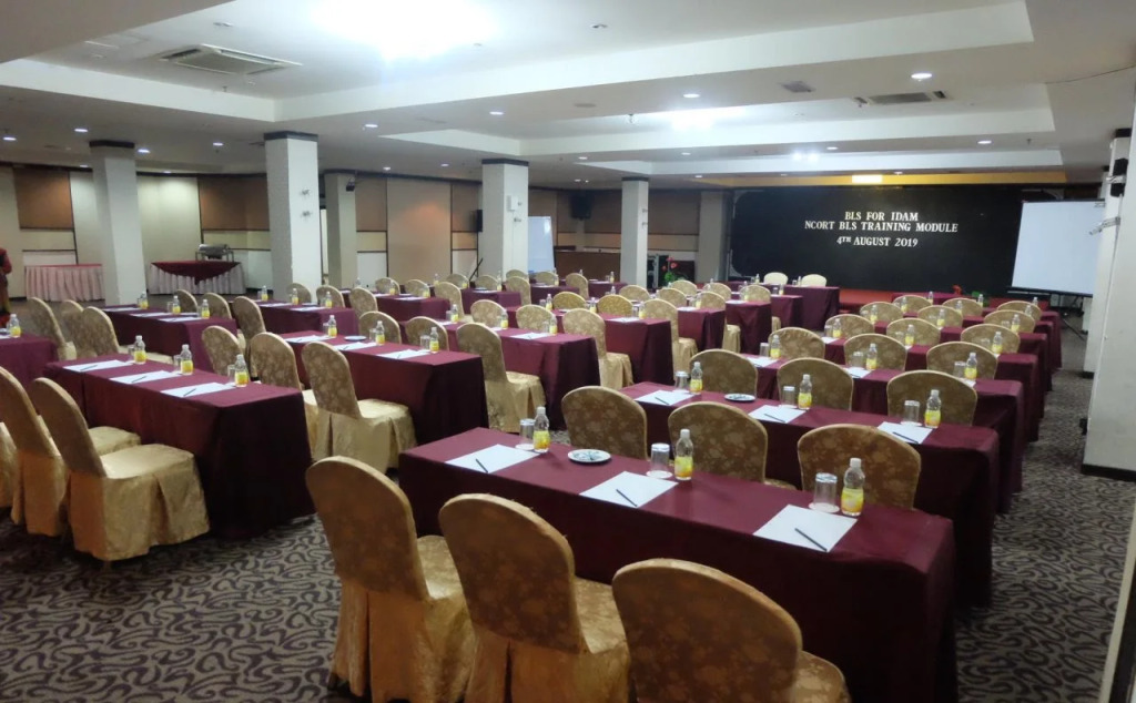 Carlton Holiday Hotel & Suites