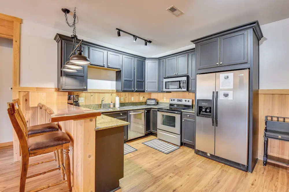 Wooded Cabin: Mtn Views, Hot Tub & 2 Decks!
