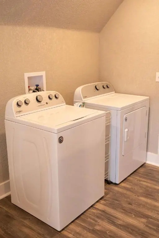 Spacious Rustic Downtown Market St 1 Bedroom Apt, Sleeps Up to 5, Steps to Honeywell & Eagles Theatre