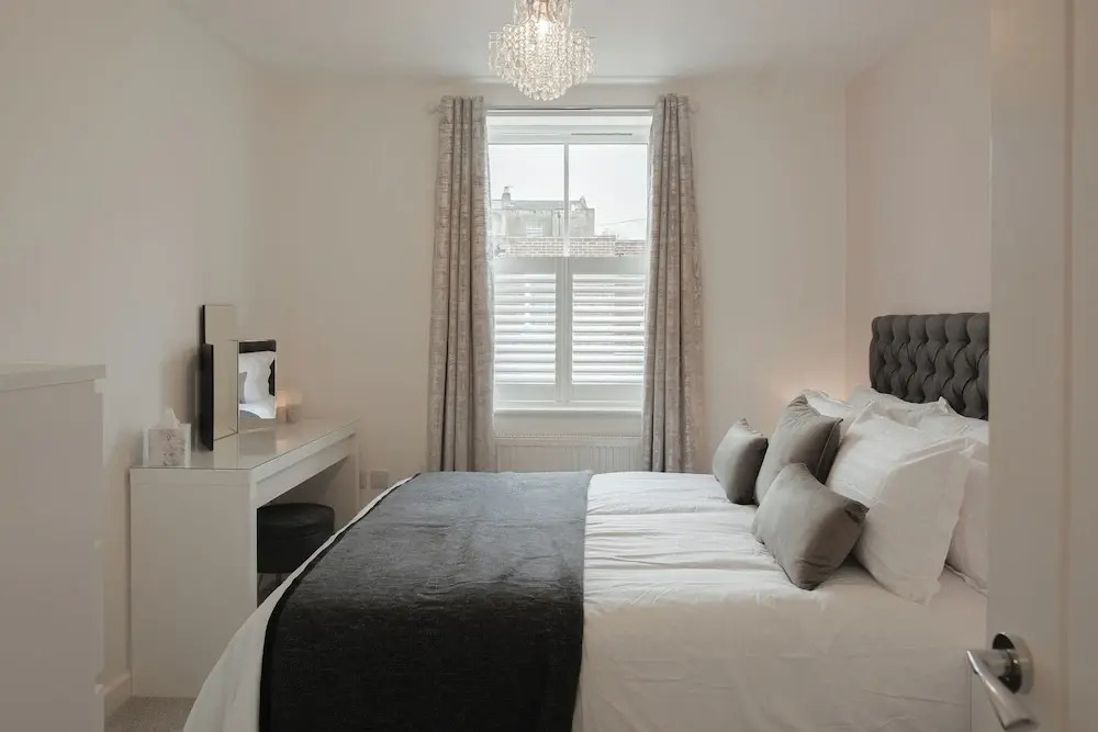Stunning 2 BD with Patio & Free Parking